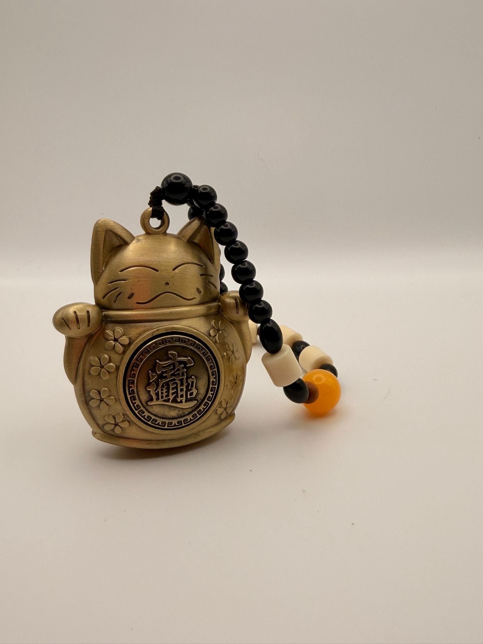 Pendente Feng Shui Maneki Neko in Ottone – Fortuna e Prosperità